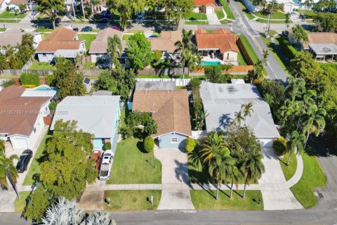 House in Dania Beach, Florida 4 bedrooms, 198.25 sq.m. № 1857592 - photo 25
