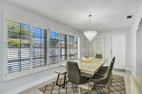 House in Dania Beach, Florida 4 bedrooms, 198.25 sq.m. № 1857592 - photo 7