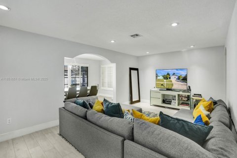 House in Dania Beach, Florida 4 bedrooms, 198.25 sq.m. № 1857592 - photo 10
