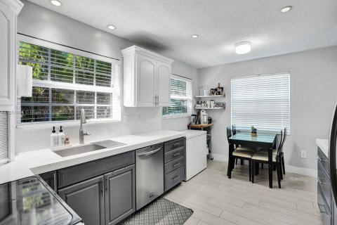 House in Dania Beach, Florida 4 bedrooms, 198.25 sq.m. № 1857592 - photo 3