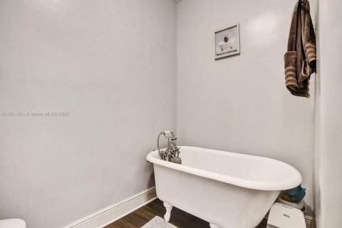 House in Dania Beach, Florida 4 bedrooms, 198.25 sq.m. № 1857592 - photo 22