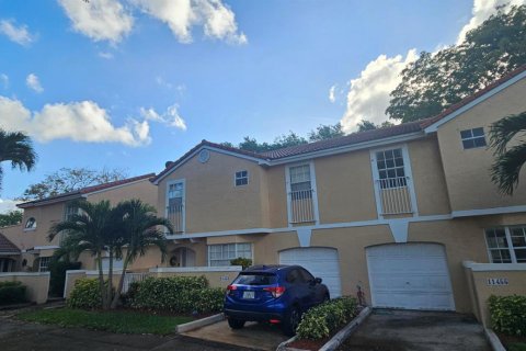 Adosado en Coral Springs, Florida 3 dormitorios, 195.56 m2 № 2085016