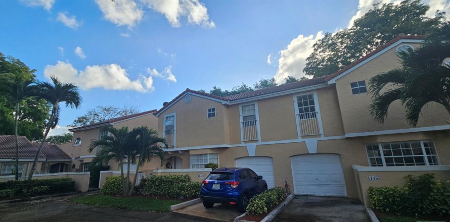 Adosado en Coral Springs, Florida 3 dormitorios, 195.56 m2 № 2085016