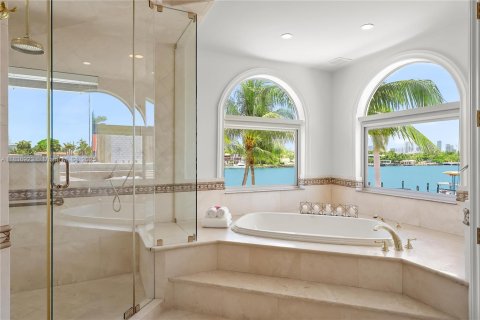 Casa en venta en Miami Beach, Florida, 6 dormitorios, 524.43 m2 № 1936365 - foto 23
