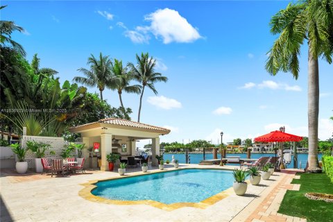 Villa ou maison à vendre à Miami Beach, Floride: 6 chambres, 524.43 m2 № 1936365 - photo 2