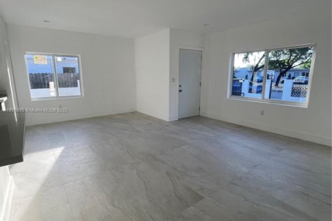 House in Opa-locka, Florida 3 bedrooms № 1825844 - photo 3