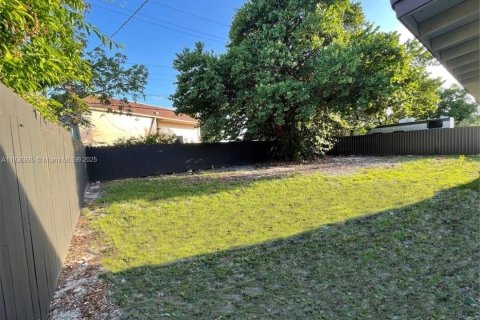 House in Opa-locka, Florida 3 bedrooms № 1825844 - photo 21
