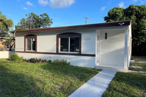House in Opa-locka, Florida 3 bedrooms № 1825844 - photo 1