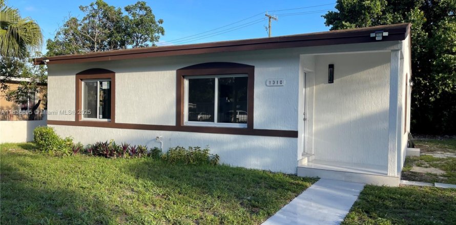 House in Opa-locka, Florida 3 bedrooms № 1825844