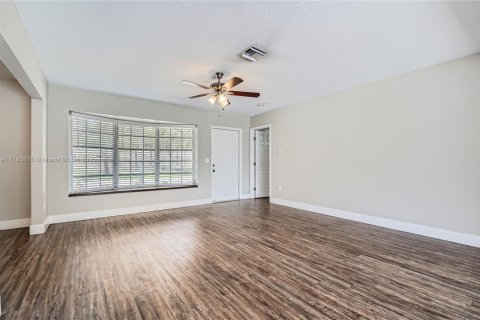 House in Coconut Creek, Florida 2 bedrooms, 146.32 sq.m. № 1665560 - photo 5