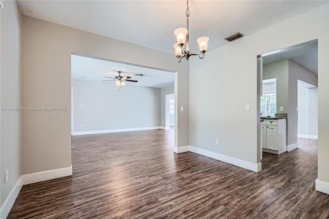 House in Coconut Creek, Florida 2 bedrooms, 146.32 sq.m. № 1665560 - photo 9