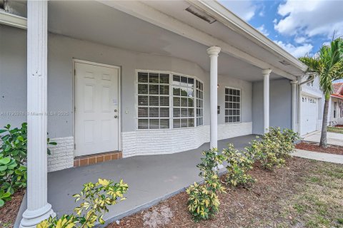 House in Coconut Creek, Florida 2 bedrooms, 146.32 sq.m. № 1665560 - photo 3