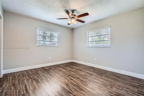 House in Coconut Creek, Florida 2 bedrooms, 146.32 sq.m. № 1665560 - photo 12