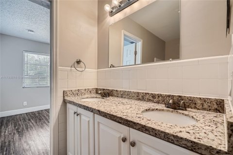 House in Coconut Creek, Florida 2 bedrooms, 146.32 sq.m. № 1665560 - photo 18