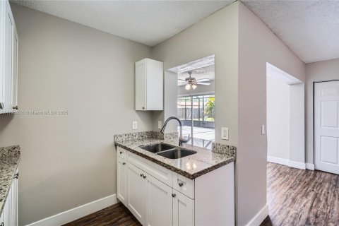 House in Coconut Creek, Florida 2 bedrooms, 146.32 sq.m. № 1665560 - photo 7
