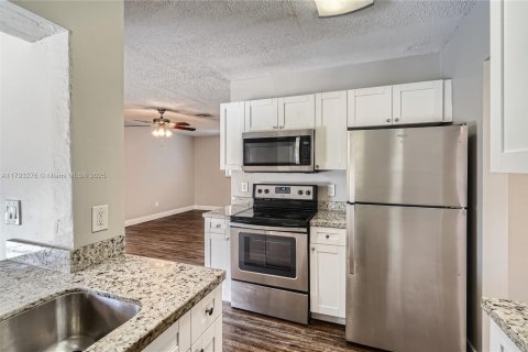 House in Coconut Creek, Florida 2 bedrooms, 146.32 sq.m. № 1665560 - photo 8