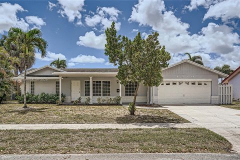 House in Coconut Creek, Florida 2 bedrooms, 146.32 sq.m. № 1665560 - photo 1