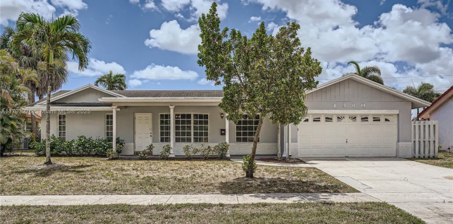 House in Coconut Creek, Florida 2 bedrooms, 146.32 sq.m. № 1665560