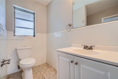 House in Coconut Creek, Florida 2 bedrooms, 146.32 sq.m. № 1665560 - photo 14