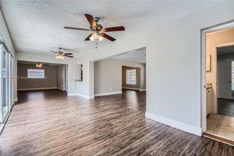 House in Coconut Creek, Florida 2 bedrooms, 146.32 sq.m. № 1665560 - photo 6