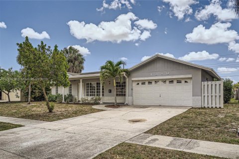 House in Coconut Creek, Florida 2 bedrooms, 146.32 sq.m. № 1665560 - photo 2