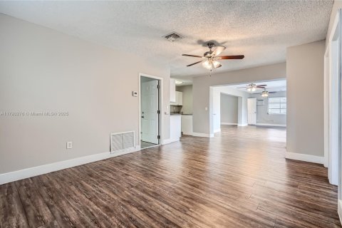 House in Coconut Creek, Florida 2 bedrooms, 146.32 sq.m. № 1665560 - photo 11