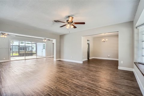 House in Coconut Creek, Florida 2 bedrooms, 146.32 sq.m. № 1665560 - photo 4