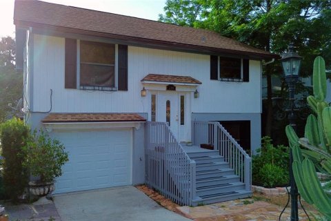 House in Orlando, Florida 5 bedrooms, 163.51 sq.m. № 1757611 - photo 1