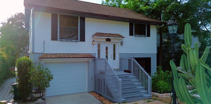 House in Orlando, Florida 5 bedrooms, 163.51 sq.m. № 1757611