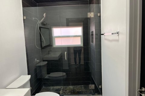 Снять в аренду виллу или дом в Майами, Флорида 1 комната, 120.4м2, № 2282023 - фото 16