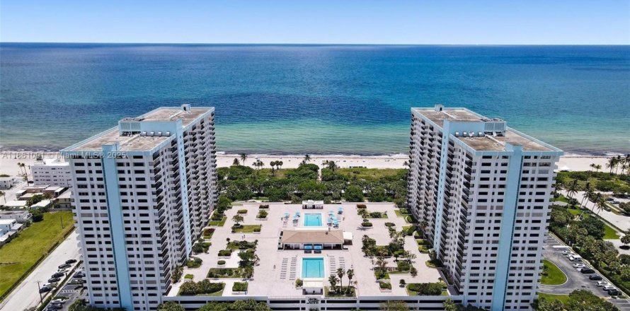 Кондоминиум с 1 спальней в Холливуд, Флорида № 1943537