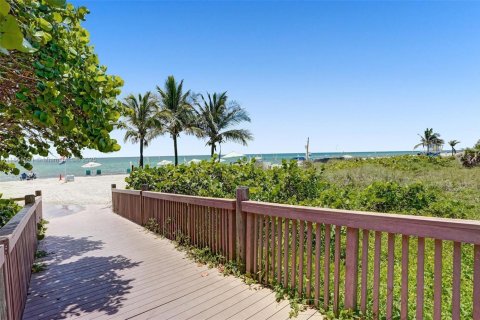 Снять в аренду кондоминиум в Холливуд, Флорида 1 спальня, 65.4м2, № 1943537 - фото 24