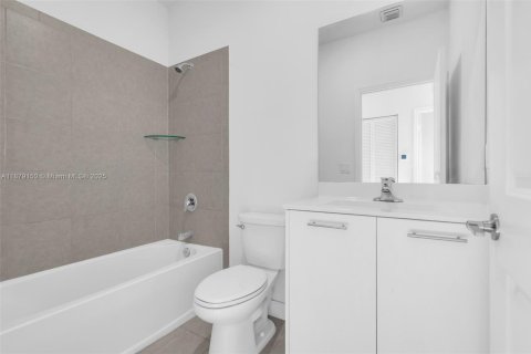 Купить таунхаус в Майами, Флорида 3 спальни, 137.77м2, № 1921387 - фото 23