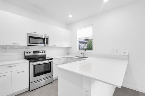 Купить таунхаус в Майами, Флорида 3 спальни, 137.77м2, № 1921387 - фото 11