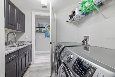 Condo in Fort Myers, Florida, 3 bedrooms № 2222332 - photo 27