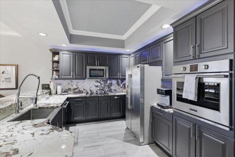 Condo in Fort Myers, Florida, 3 bedrooms № 2222332 - photo 8