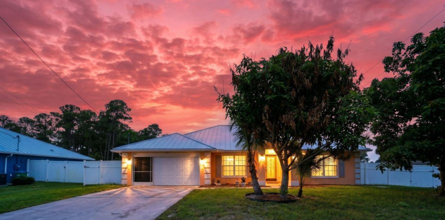 House in Port St. Lucie, Florida 4 bedrooms, 226.12 sq.m. № 2083534