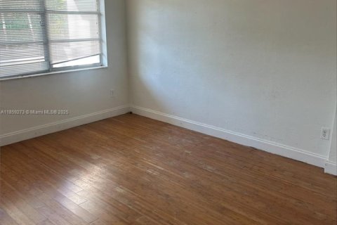 Condo in North Miami Beach, Florida, 1 bedroom № 2076771 - photo 4