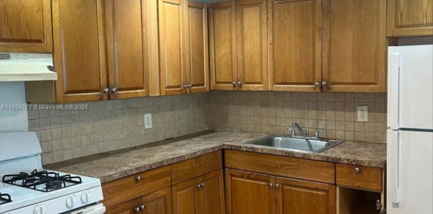 Condo in North Miami Beach, Florida, 1 bedroom № 2076771