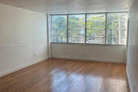 Condo in North Miami Beach, Florida, 1 bedroom № 2076771 - photo 2