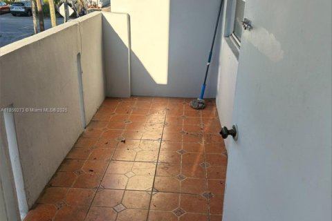 Condo in North Miami Beach, Florida, 1 bedroom № 2076771 - photo 7