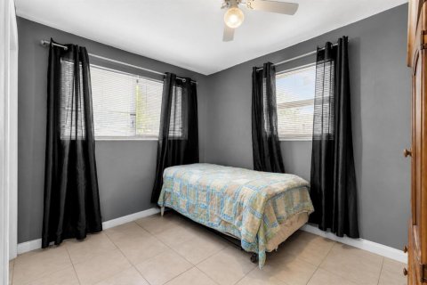 House in Miramar, Florida 3 bedrooms, 108.05 sq.m. № 2181701 - photo 14