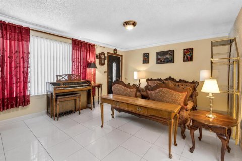 House in Miramar, Florida 3 bedrooms, 108.05 sq.m. № 2181701 - photo 4