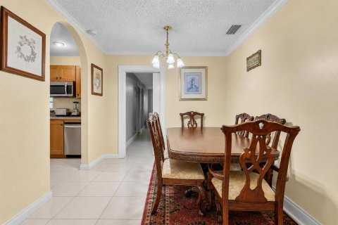 House in Miramar, Florida 3 bedrooms, 108.05 sq.m. № 2181701 - photo 6