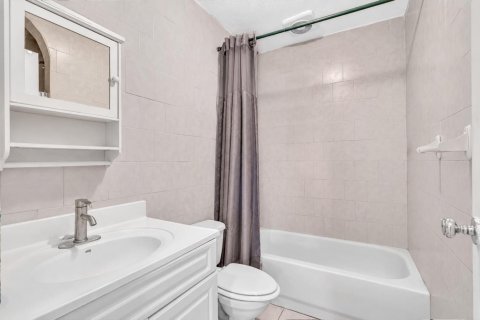 House in Miramar, Florida 3 bedrooms, 108.05 sq.m. № 2181701 - photo 15