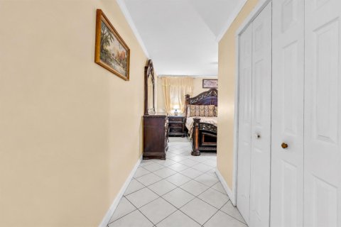 House in Miramar, Florida 3 bedrooms, 108.05 sq.m. № 2181701 - photo 19