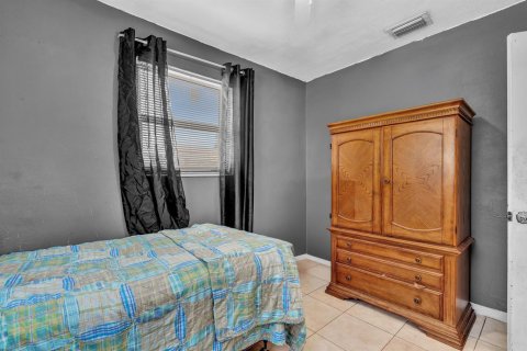 House in Miramar, Florida 3 bedrooms, 108.05 sq.m. № 2181701 - photo 13