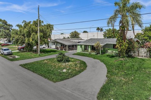 House in Miramar, Florida 3 bedrooms, 108.05 sq.m. № 2181701 - photo 2