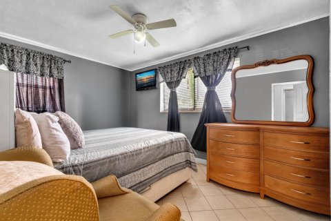 House in Miramar, Florida 3 bedrooms, 108.05 sq.m. № 2181701 - photo 18