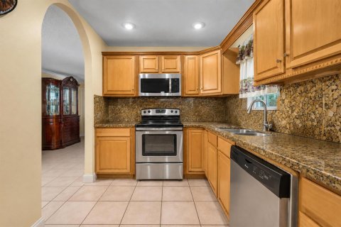 House in Miramar, Florida 3 bedrooms, 108.05 sq.m. № 2181701 - photo 10